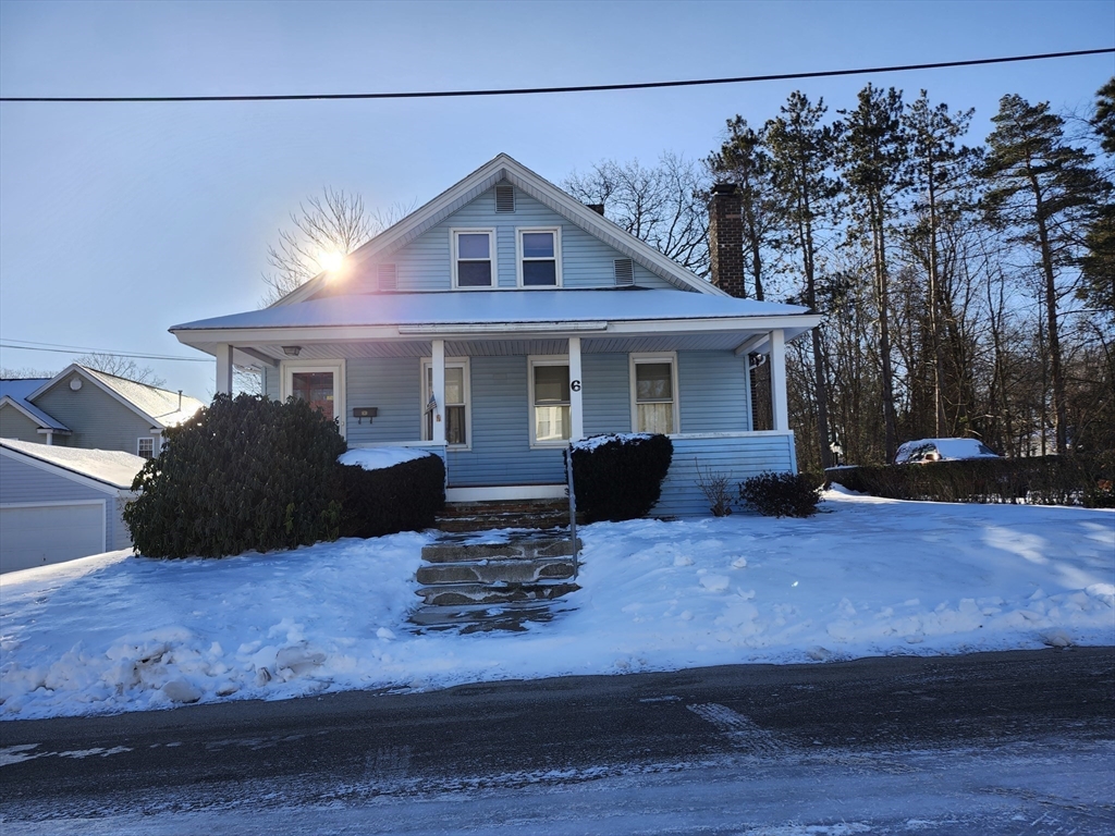 a view of a house with backyard