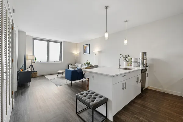 $2,570 | 811 West Agatite Avenue, Unit 1404, Chicago, IL 60640