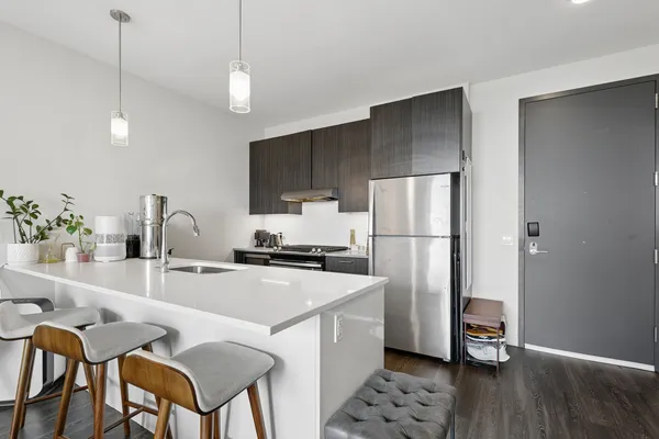 $2,570 | 811 West Agatite Avenue, Unit 1404, Chicago, IL 60640