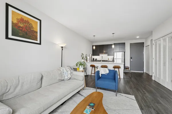 $2,570 | 811 West Agatite Avenue, Unit 1404, Chicago, IL 60640