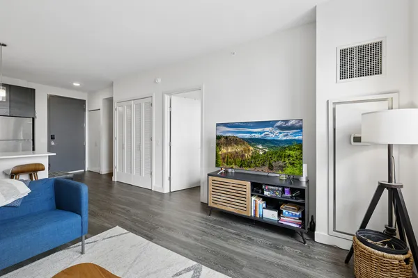 $2,570 | 811 West Agatite Avenue, Unit 1404, Chicago, IL 60640