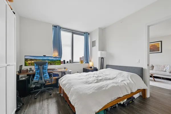 $2,570 | 811 West Agatite Avenue, Unit 1404, Chicago, IL 60640