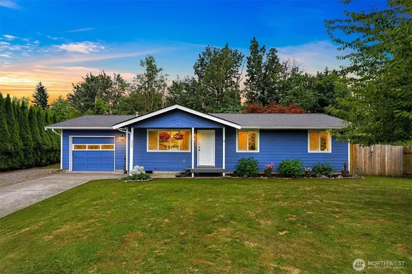 a view of a house with a yard