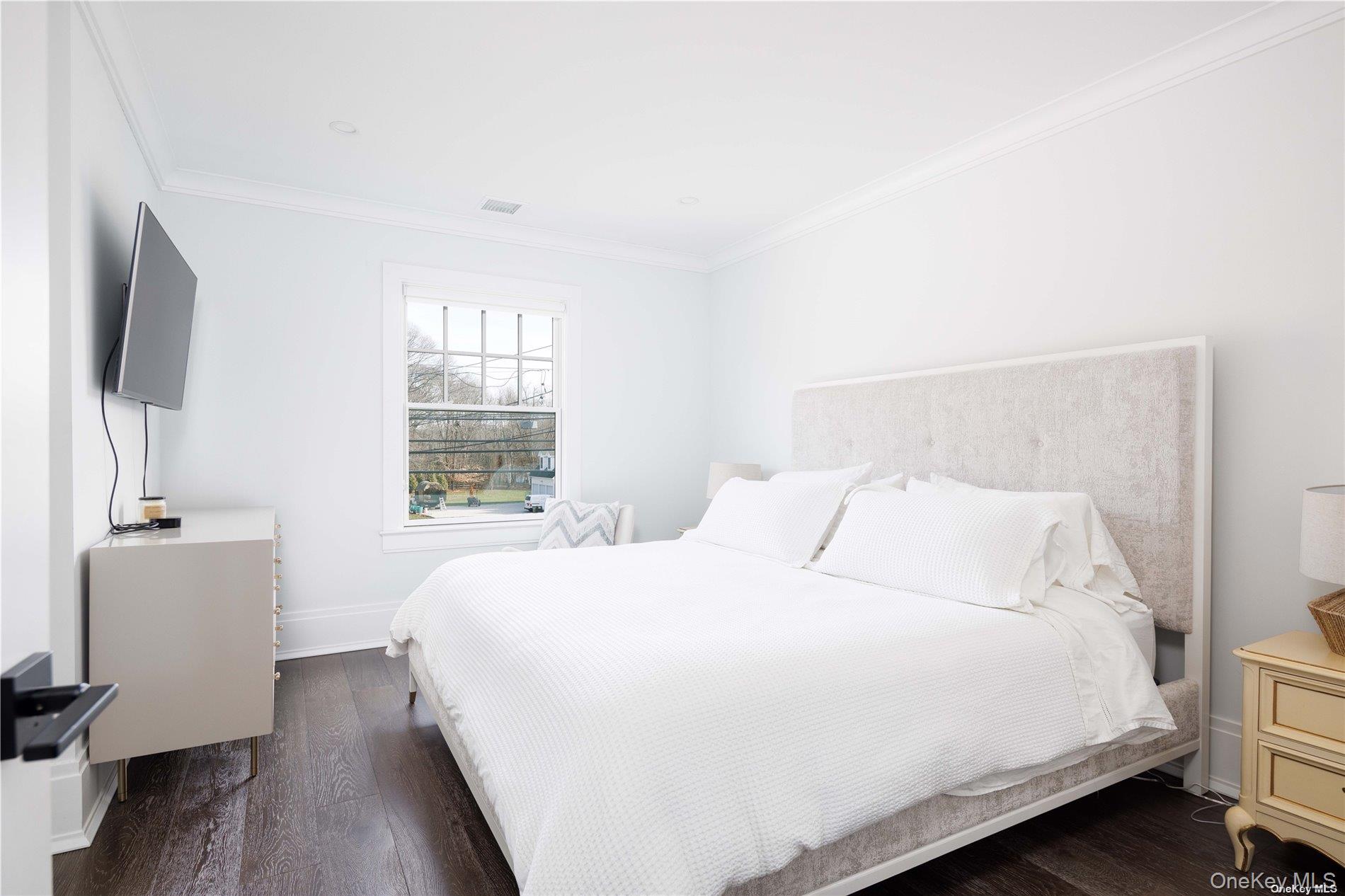 2415 Cox Neck Road Mattituck, NY 11952 - Photo 5 of 10 Primary Bedroom