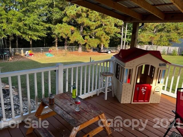 628 Champion Ferry Road Gaffney, SC 29341 - Photo 25 of 26 a view of a chairs and table in the patio