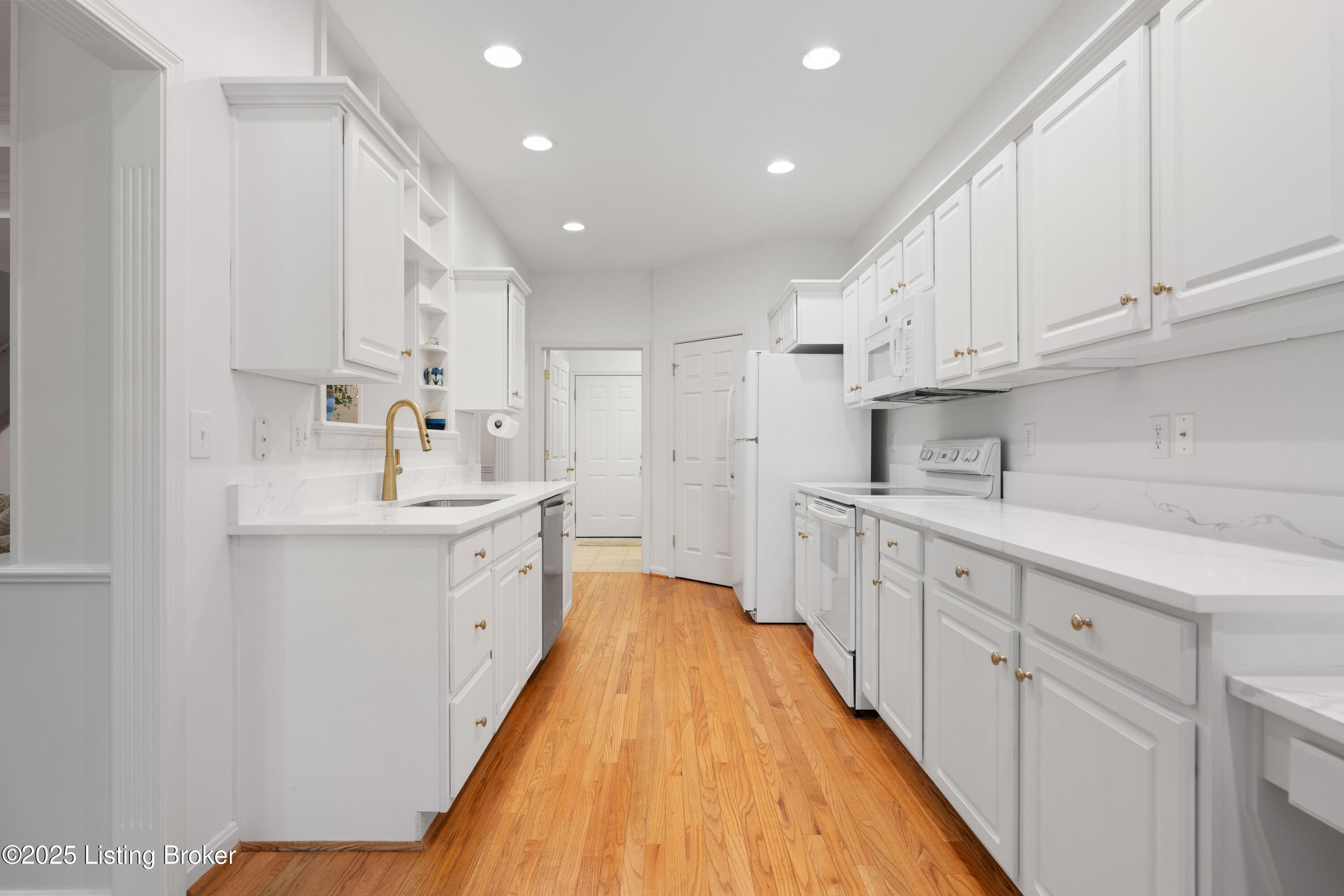 902 Forest Bridge Road Louisville, KY 40223 - Photo 13 of 69 DSC02380