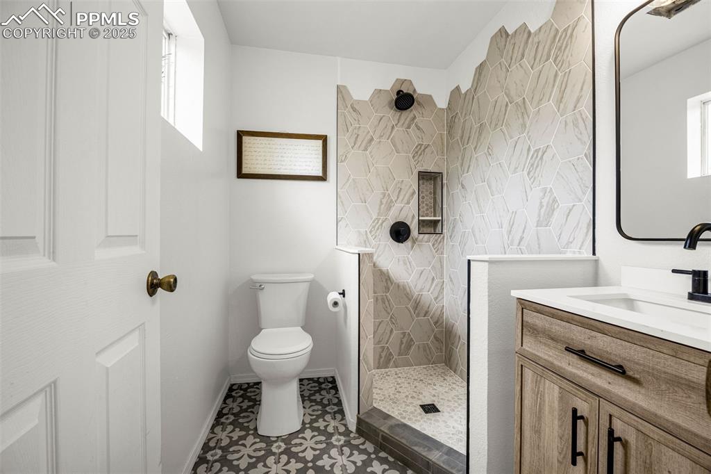 406 High Pasture Road Florissant, CO 80816 - Photo 11 of 28 a bathroom with a sink toilet and shower
