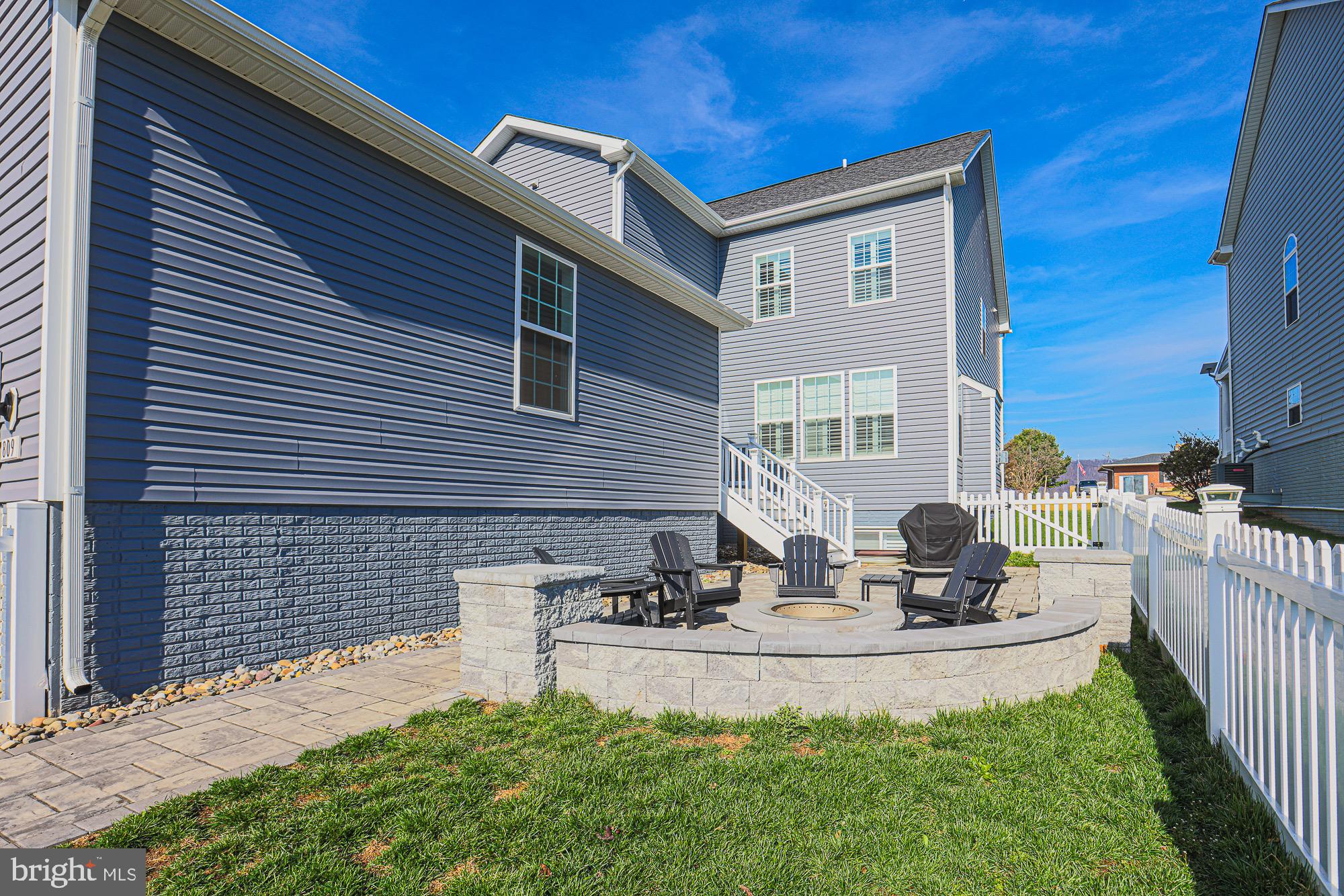 809 Jefferson Pike Brunswick, MD 21716 - Photo 6 of 64 Fenced in hardscape patio