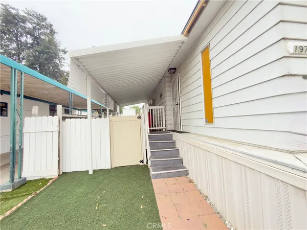a view of a house with backyard