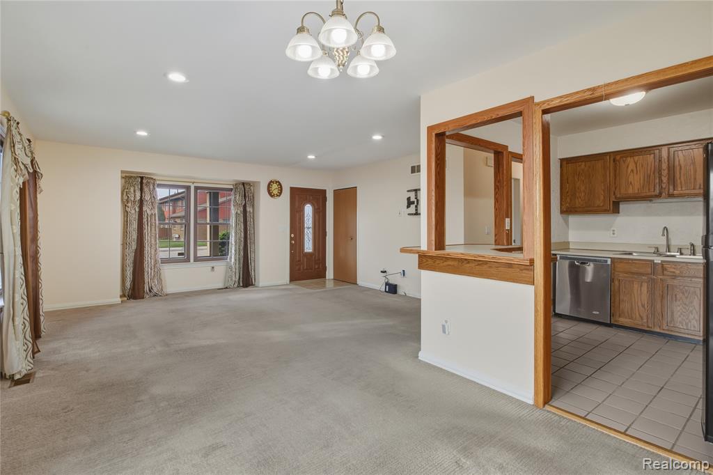 24532 Greenhill Road Warren, MI 48091 - Photo 13 of 32