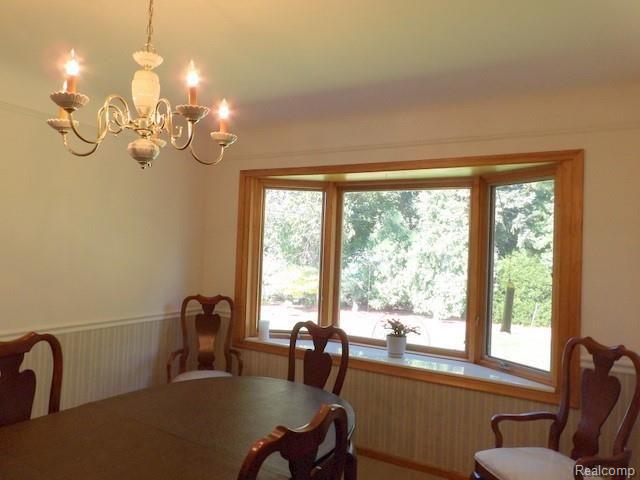 19226 Champaign Road Allen Park, MI 48101 - Photo 29 of 78 28. COVE CEILING + CHAIR RAIL MOLDING!