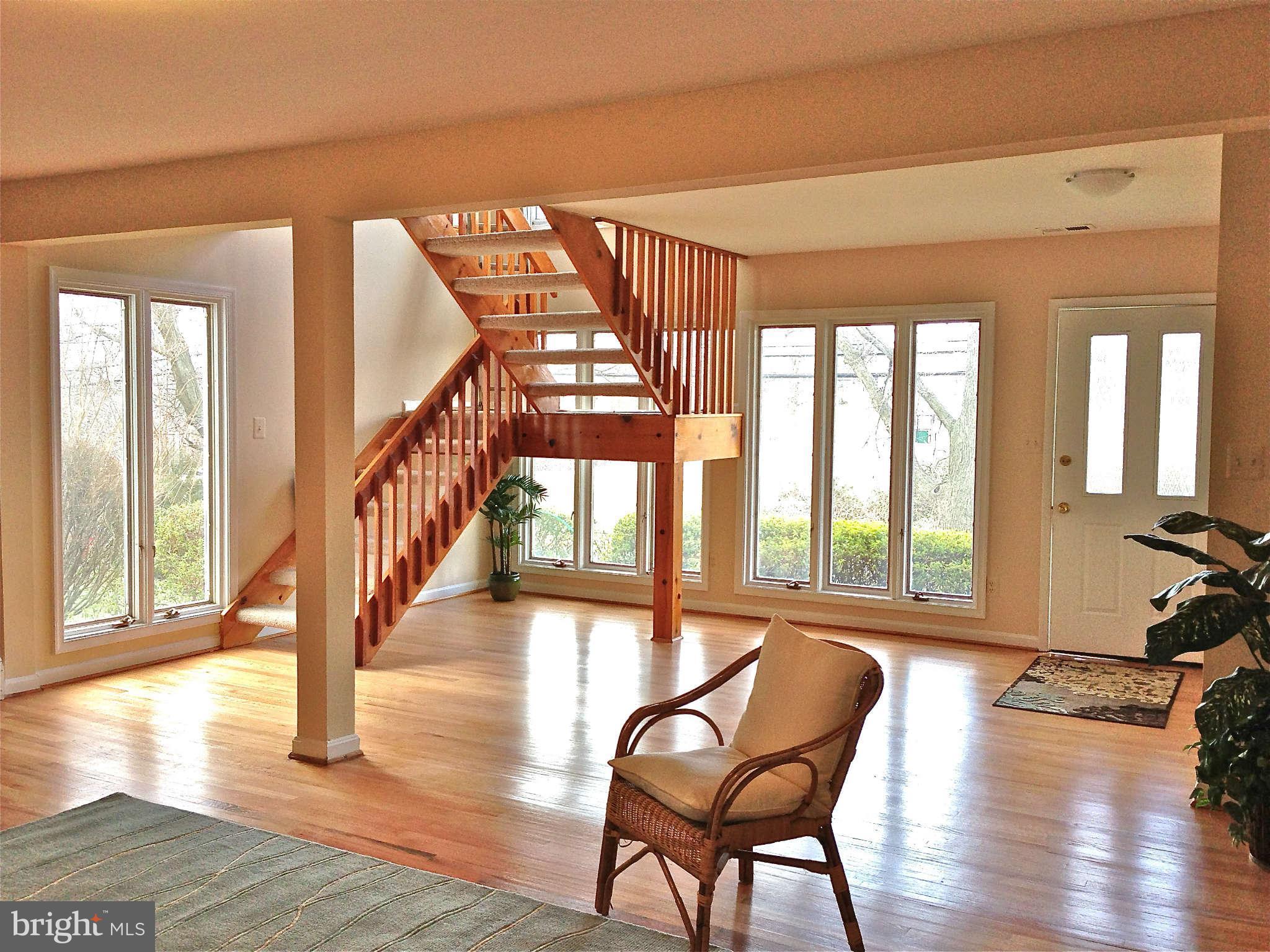 6504 Elmdale Road Alexandria, VA 22312 - Photo 6 of 28 Living Room