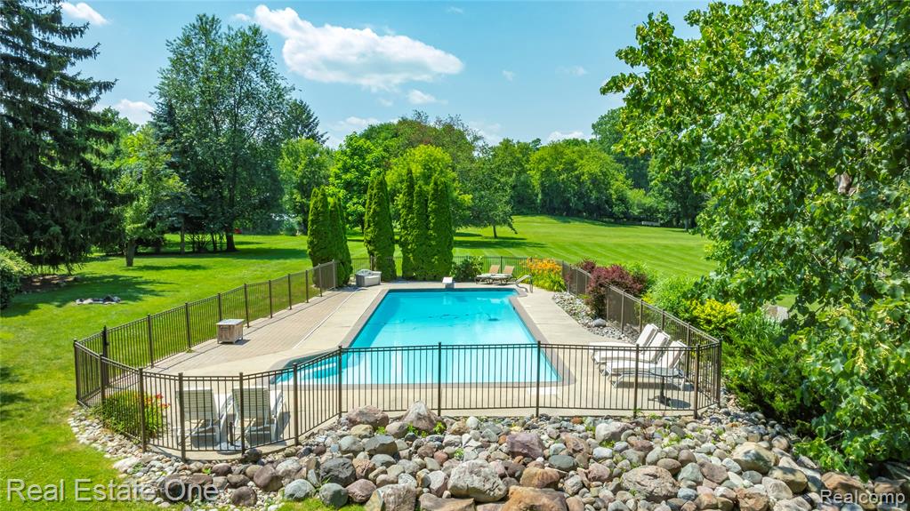 25740 Farmbrook Road Southfield, MI 48034 - Photo 3 of 64 Gallery Image 3
