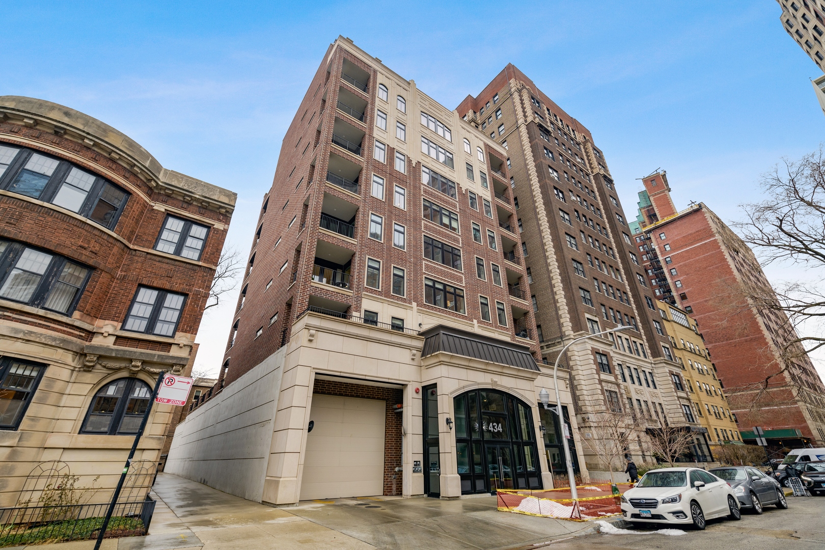 434 West Melrose Street, Unit 701 Chicago, IL 60657 - Photo 1 of 31 a large building with a street