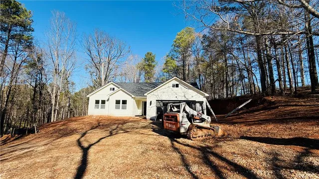 a view of a house with a yard