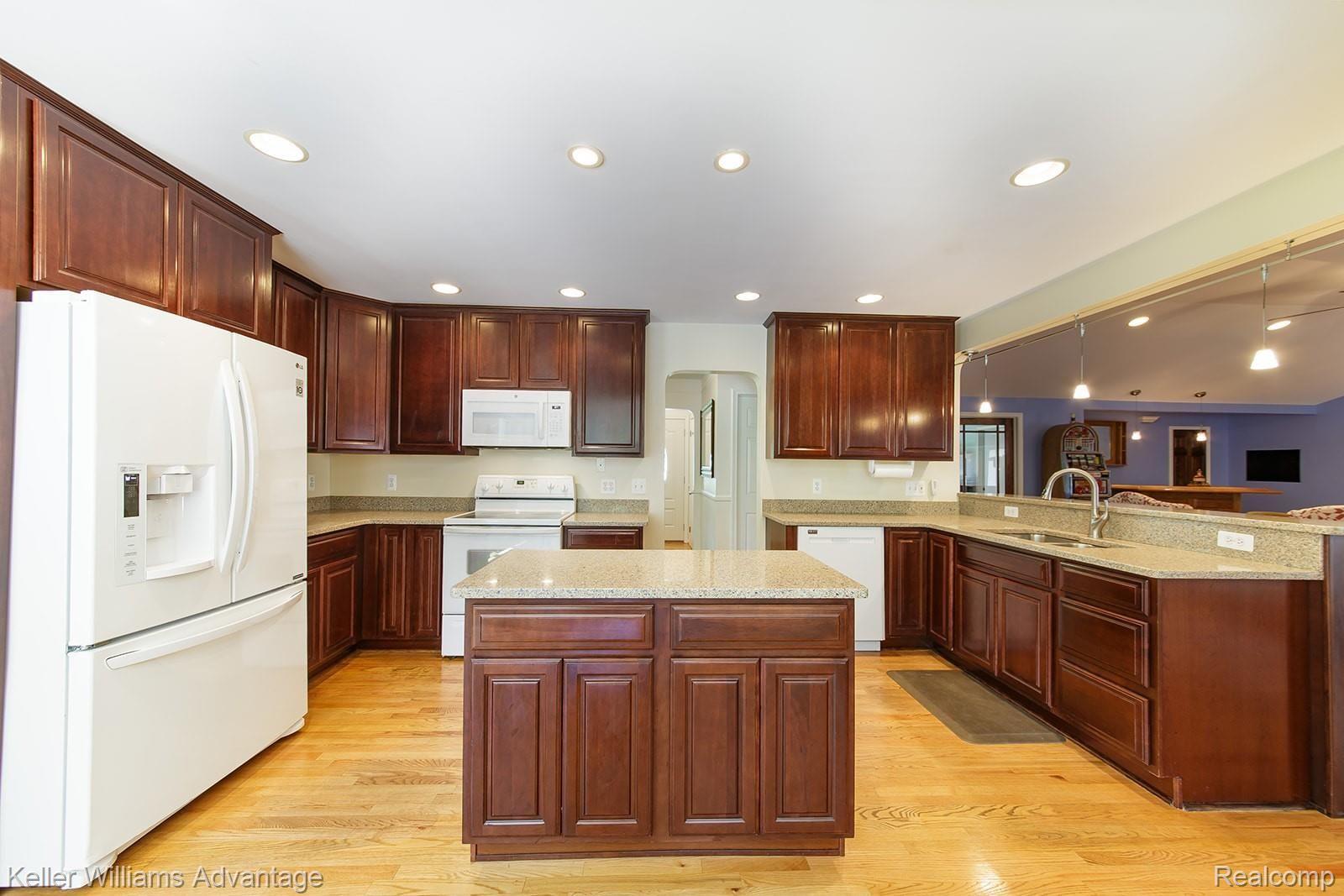33365 Raphael Road Farmington, MI 48336 - Photo 16 of 56 Raphael_33365_Kitchen_03.jpg
