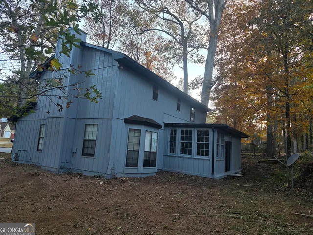 a view of backyard of house