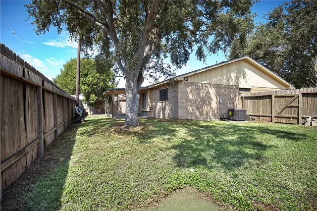 a view of a house with backyard and garden