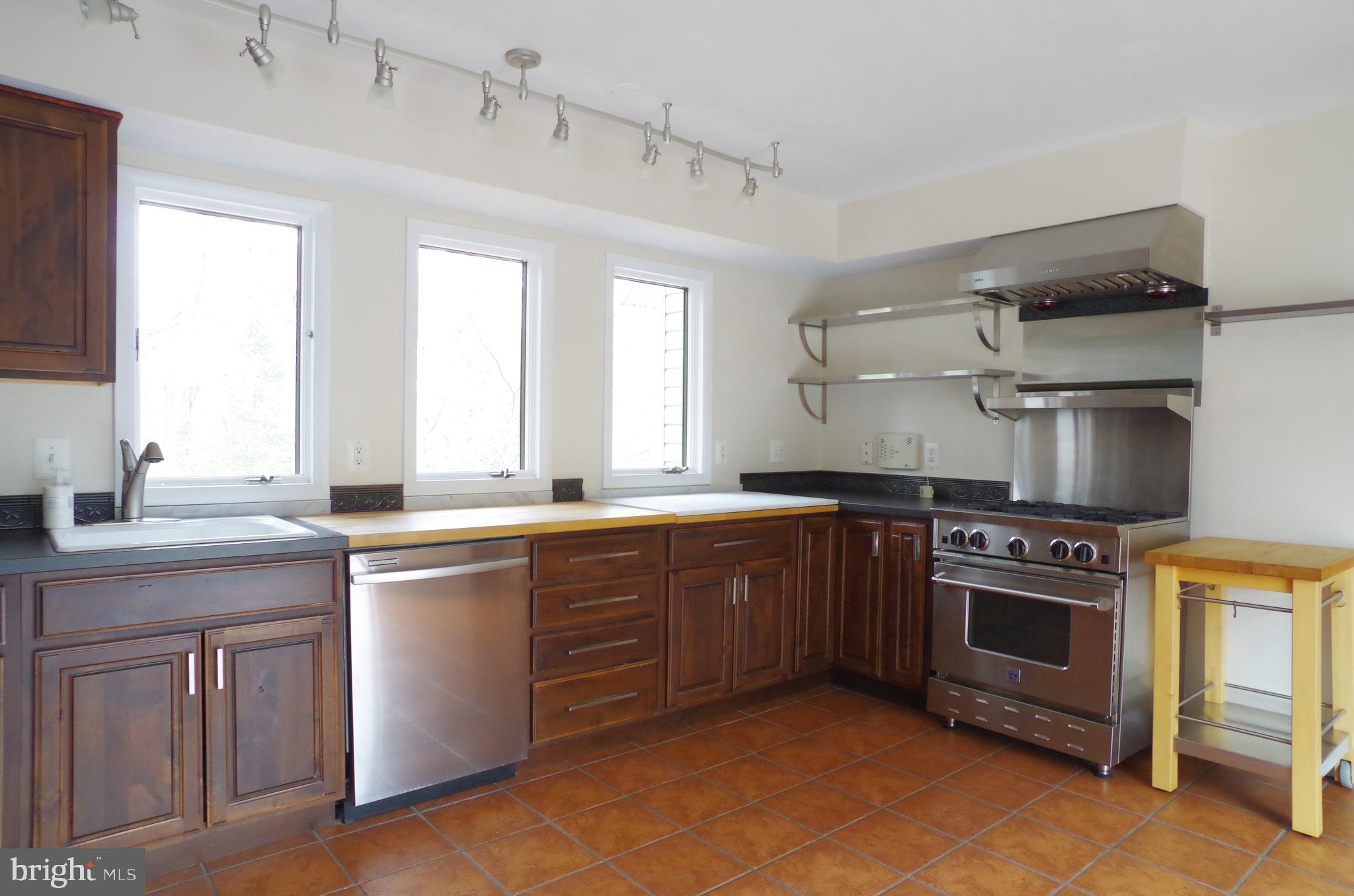 10929 Beach Mill Road Great Falls, VA 22066 - Photo 4 of 18 Kitchen
