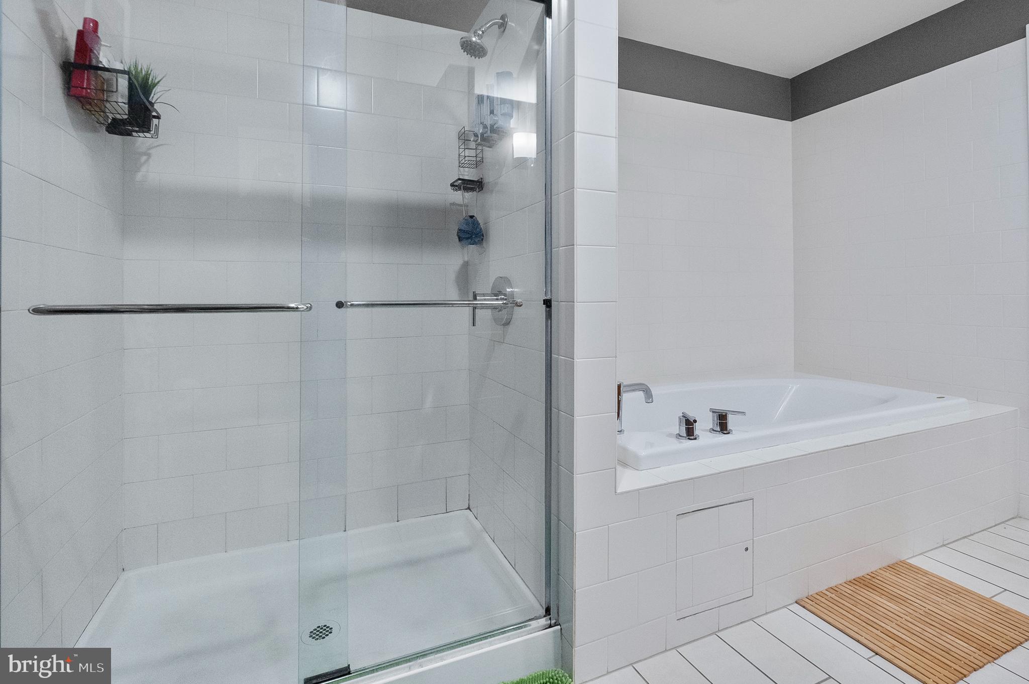 1200 Steuart Street, Unit 530 Baltimore, MD 21230 - Photo 18 of 38 a bathroom with a bathtub