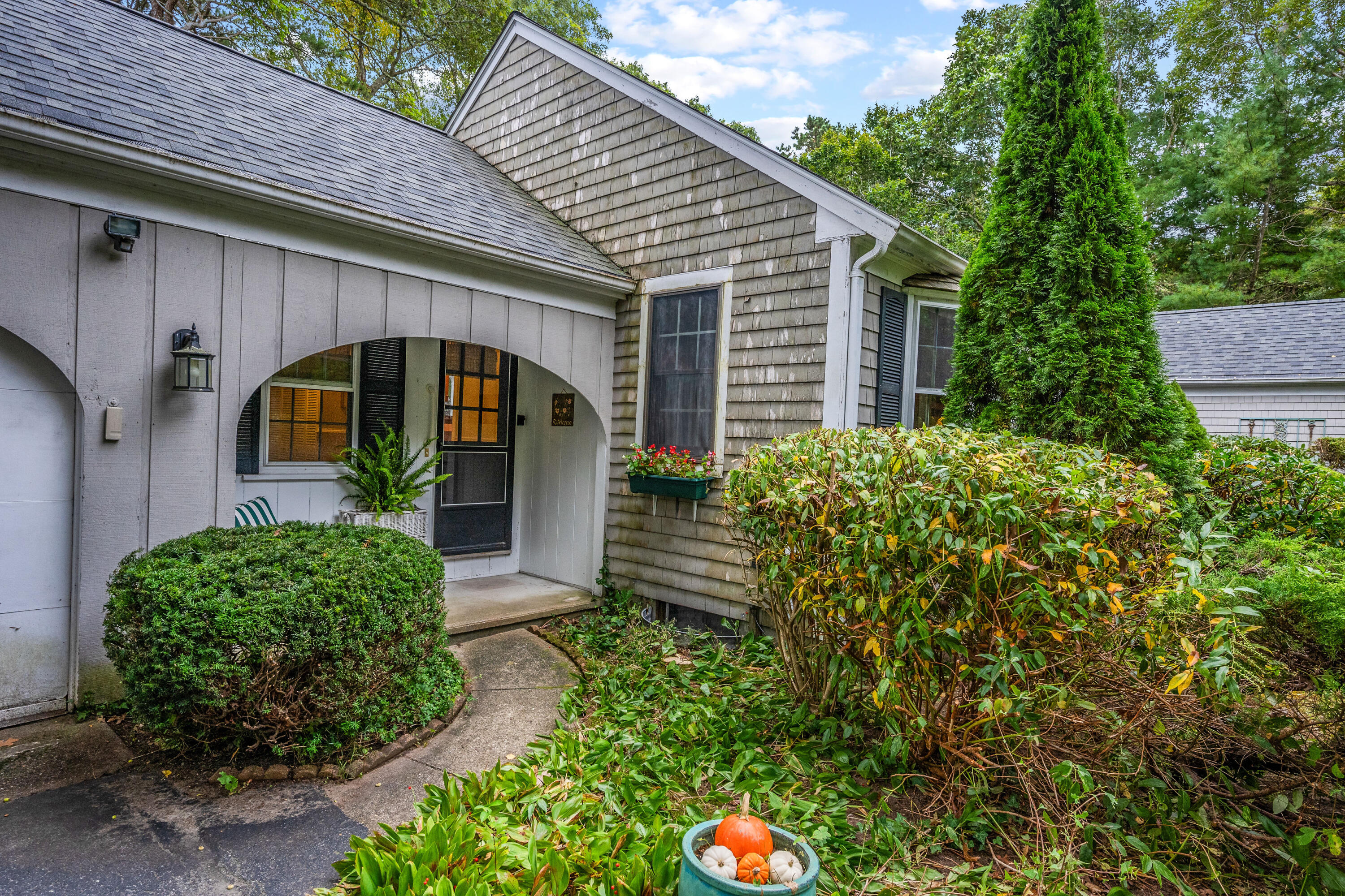 33 Oxner Road Centerville, MA 02632 - Photo 4 of 26 a front view of a house with garden