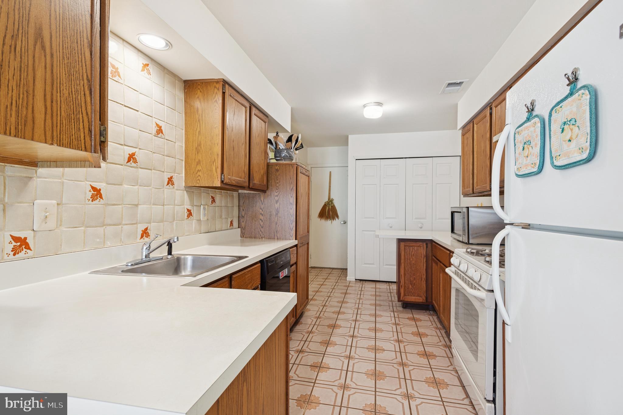 27 E Chicopee Drive Princeton, NJ 08540 - Photo 11 of 30