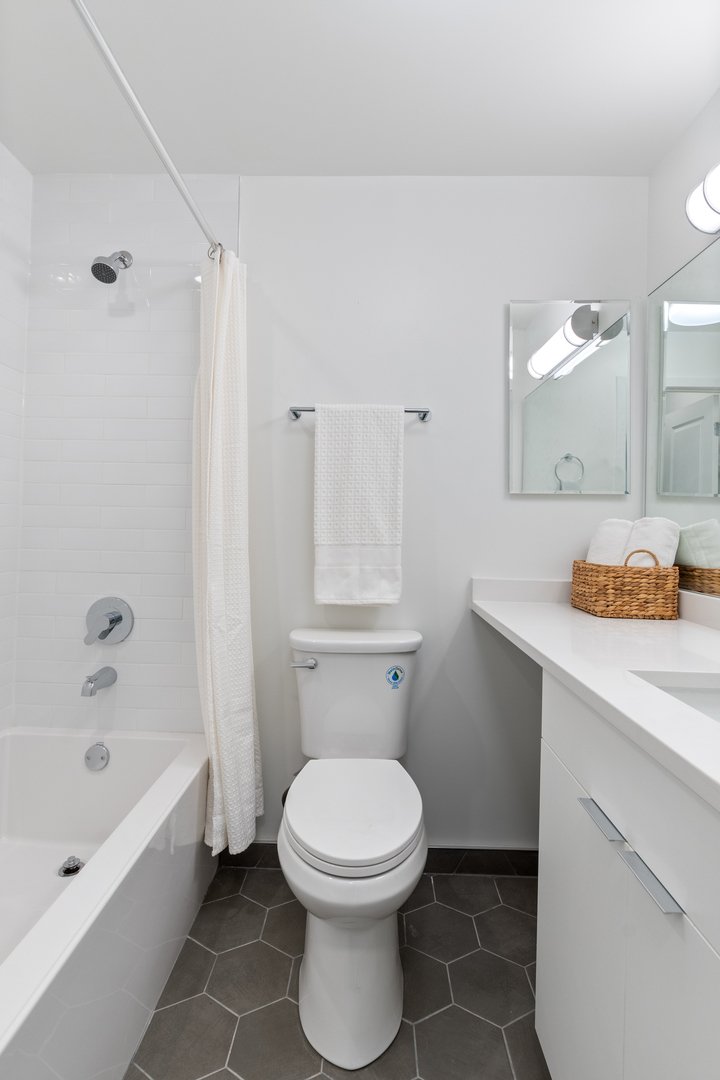 1650 West Roscoe Street, Unit 207 Chicago, IL 60657 - Photo 12 of 23