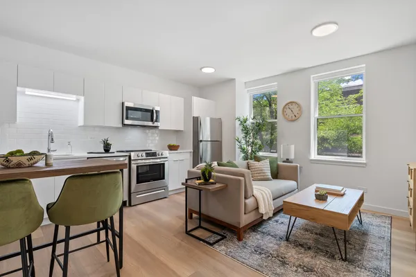$2,095 | 1650 West Roscoe Street, Unit 207, Chicago, IL 60657
