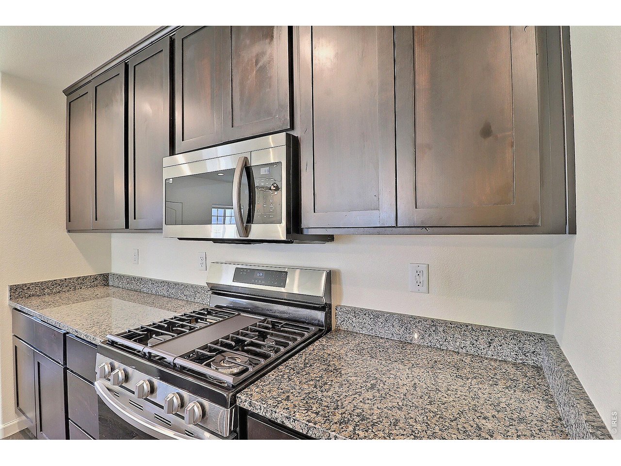 4355 24th Street Road, Unit 3204 Greeley, CO 80634 - Photo 17 of 34 Gas Range Oven and Microwave