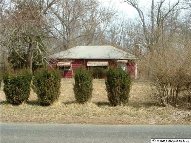 a view of a house with backyard