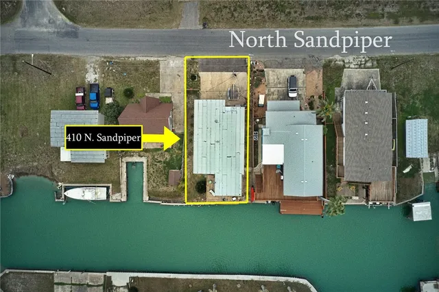 a view of a parking area