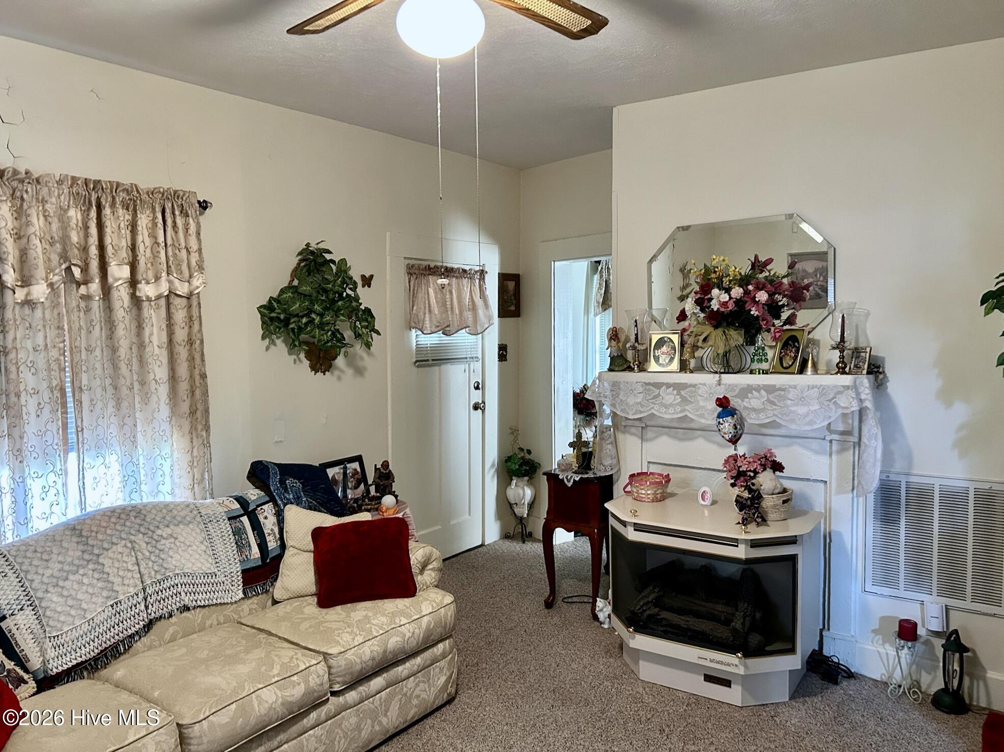 170 Hannah Pickett Avenue Rockingham, NC 28379 - Photo 16 of 33 living room