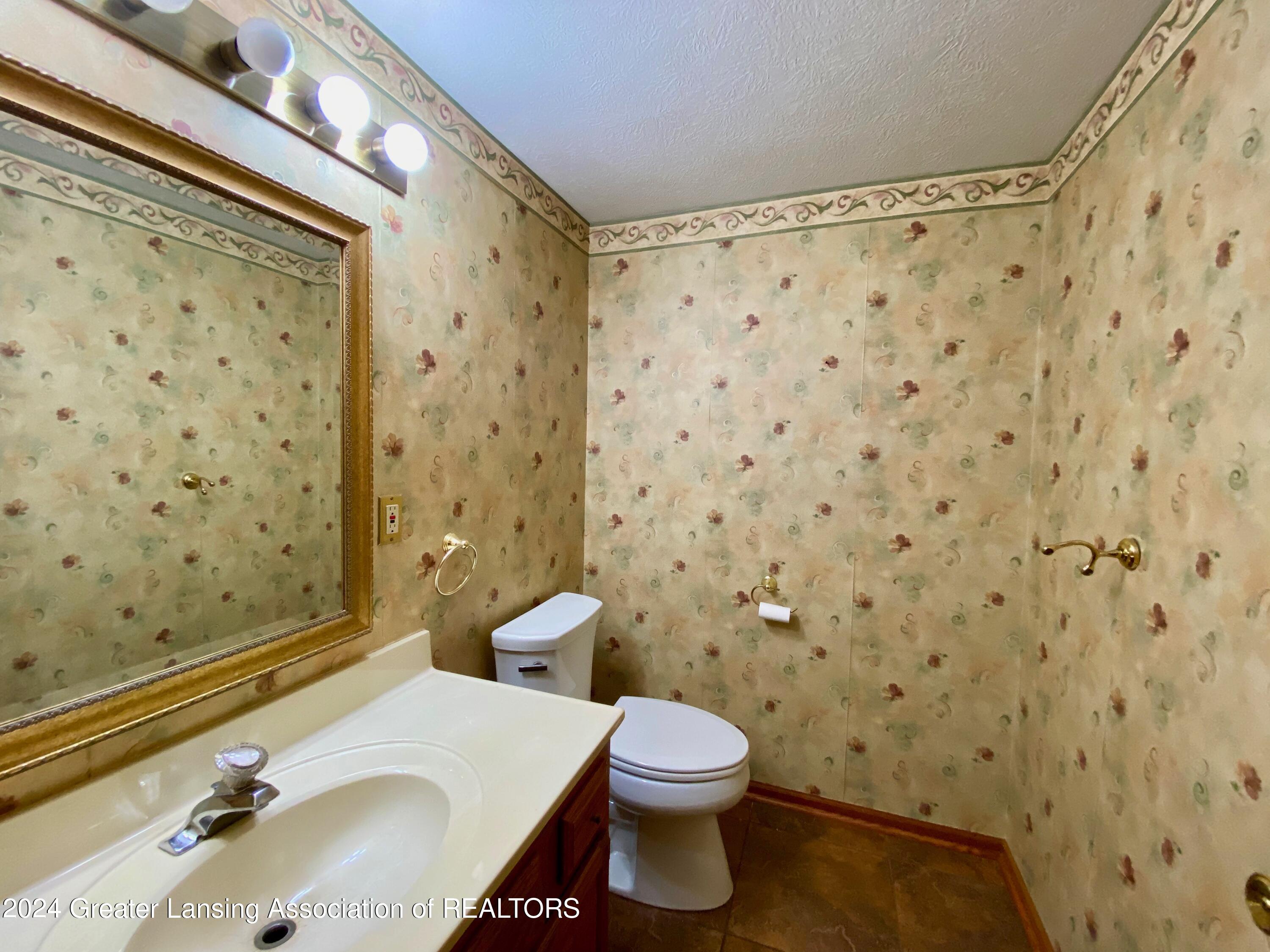 1526 Riley Ridge Drive Lansing, MI 48917 - Photo 23 of 52 half bath
