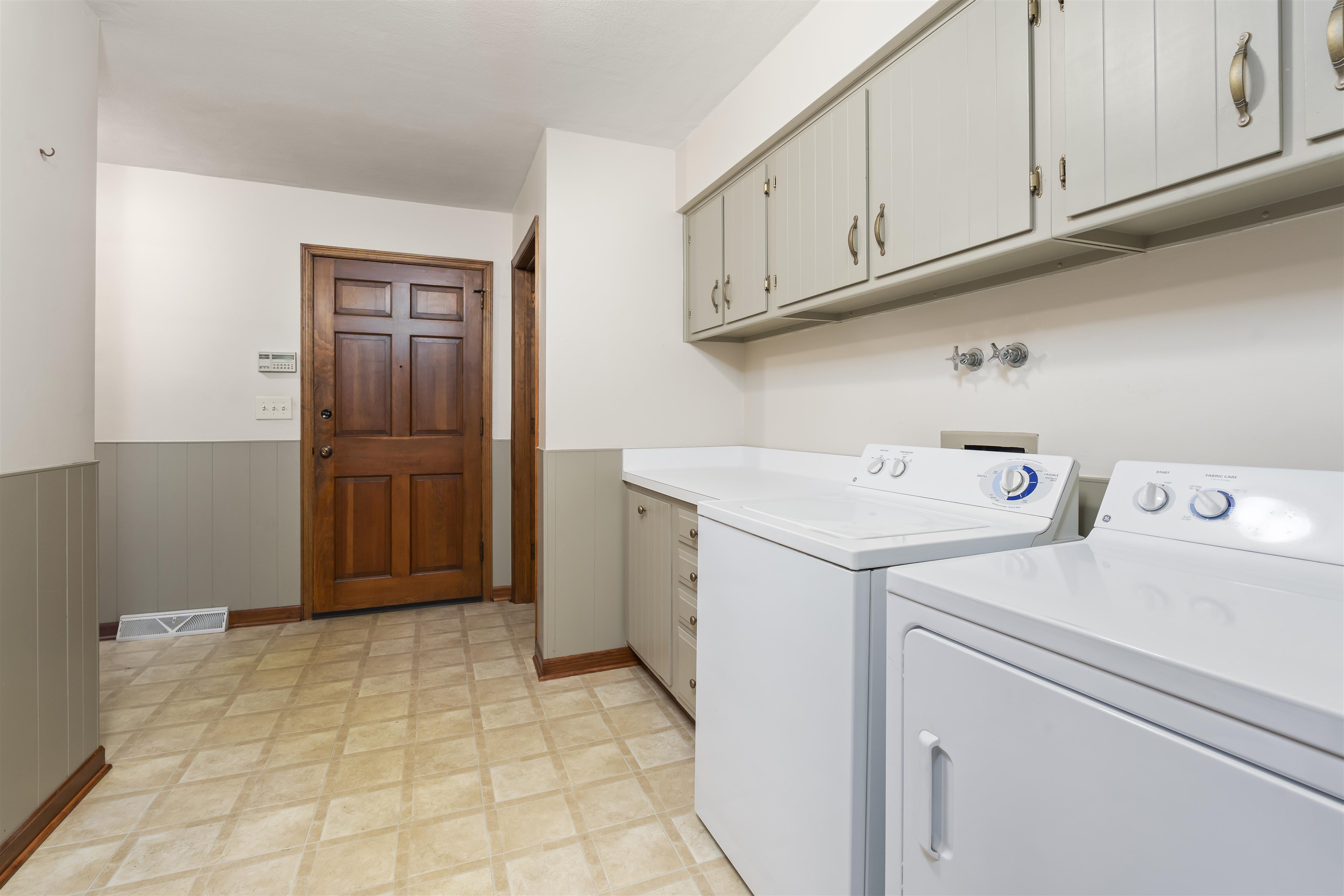 4215 Singleton Road Rockford, IL 61114 - Photo 43 of 45 a utility room with dryer and washer