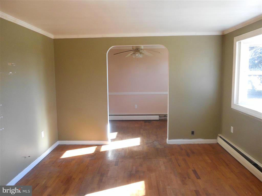 10807 Kingstead Road Damascus, MD 20872 - Photo 3 of 30 Living Room