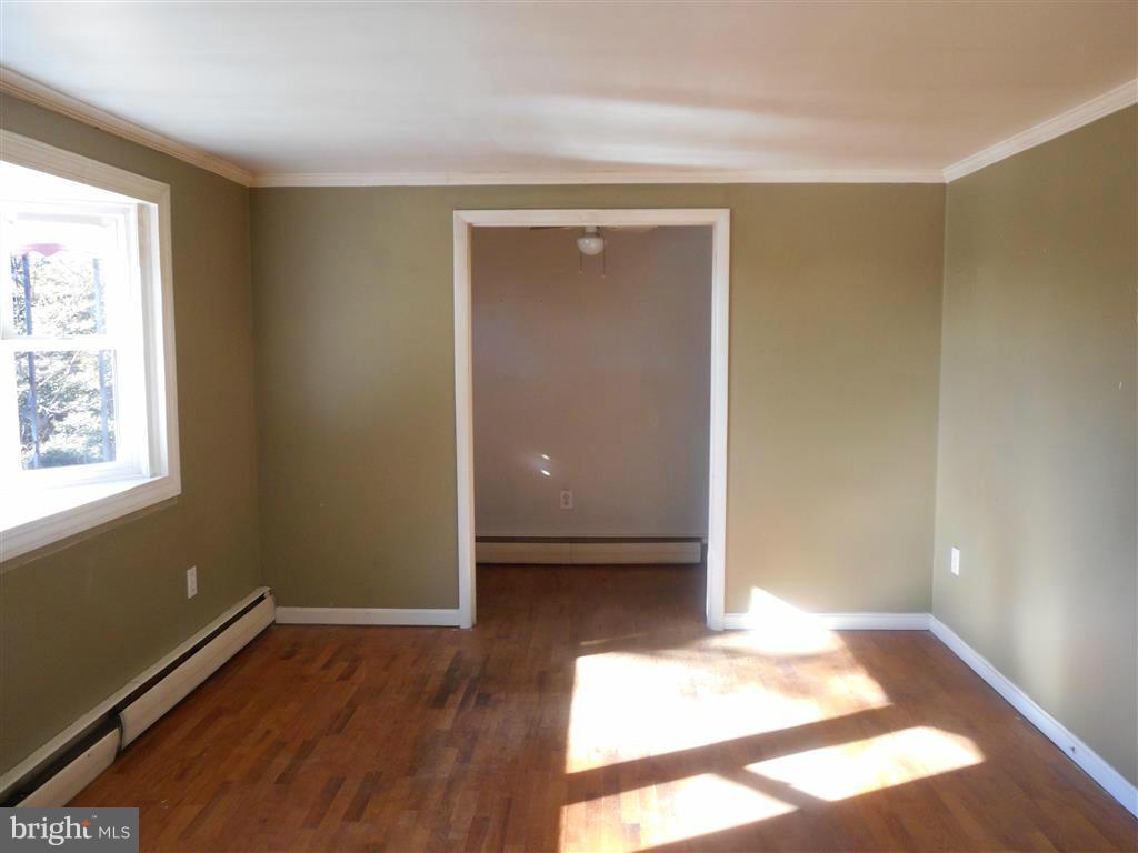 10807 Kingstead Road Damascus, MD 20872 - Photo 4 of 30 Living Room