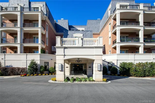 $2,650,000 | 5000 Royal Court, Unit 5014, North Hills, NY 11040