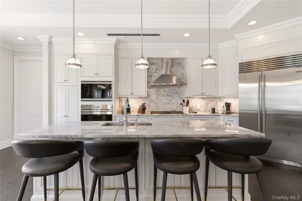 $2,650,000 | 5000 Royal Court, Unit 5014, North Hills, NY 11040