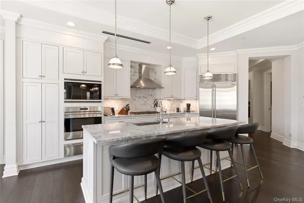 $2,650,000 | 5000 Royal Court, Unit 5014, North Hills, NY 11040