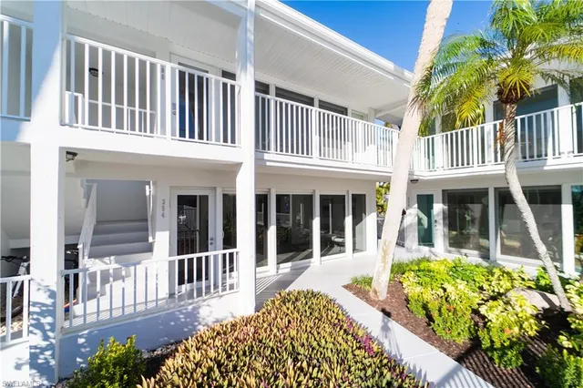 $2,700 | 354 Harbour Drive, Unit 354, Naples, FL 34103