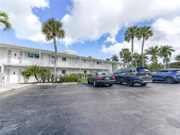 $2,650 | 354 Harbour Drive, Unit 354, Naples, FL 34103