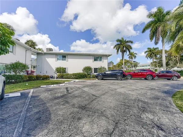 $2,650 | 354 Harbour Drive, Unit 354, Naples, FL 34103