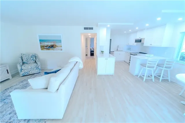 $2,700 | 354 Harbour Drive, Unit 354, Naples, FL 34103