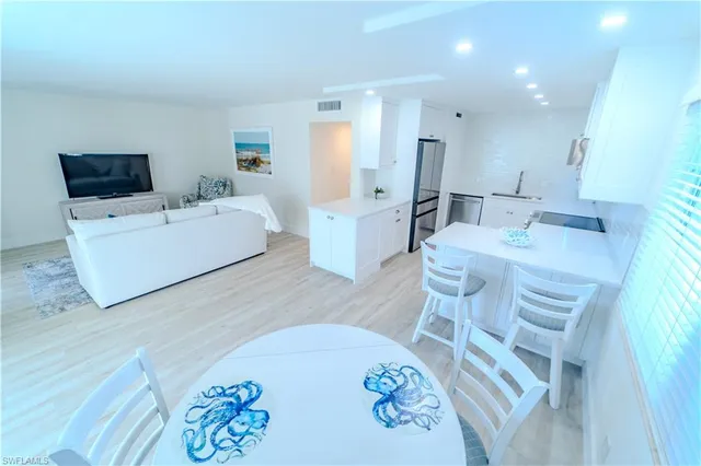 $2,700 | 354 Harbour Drive, Unit 354, Naples, FL 34103