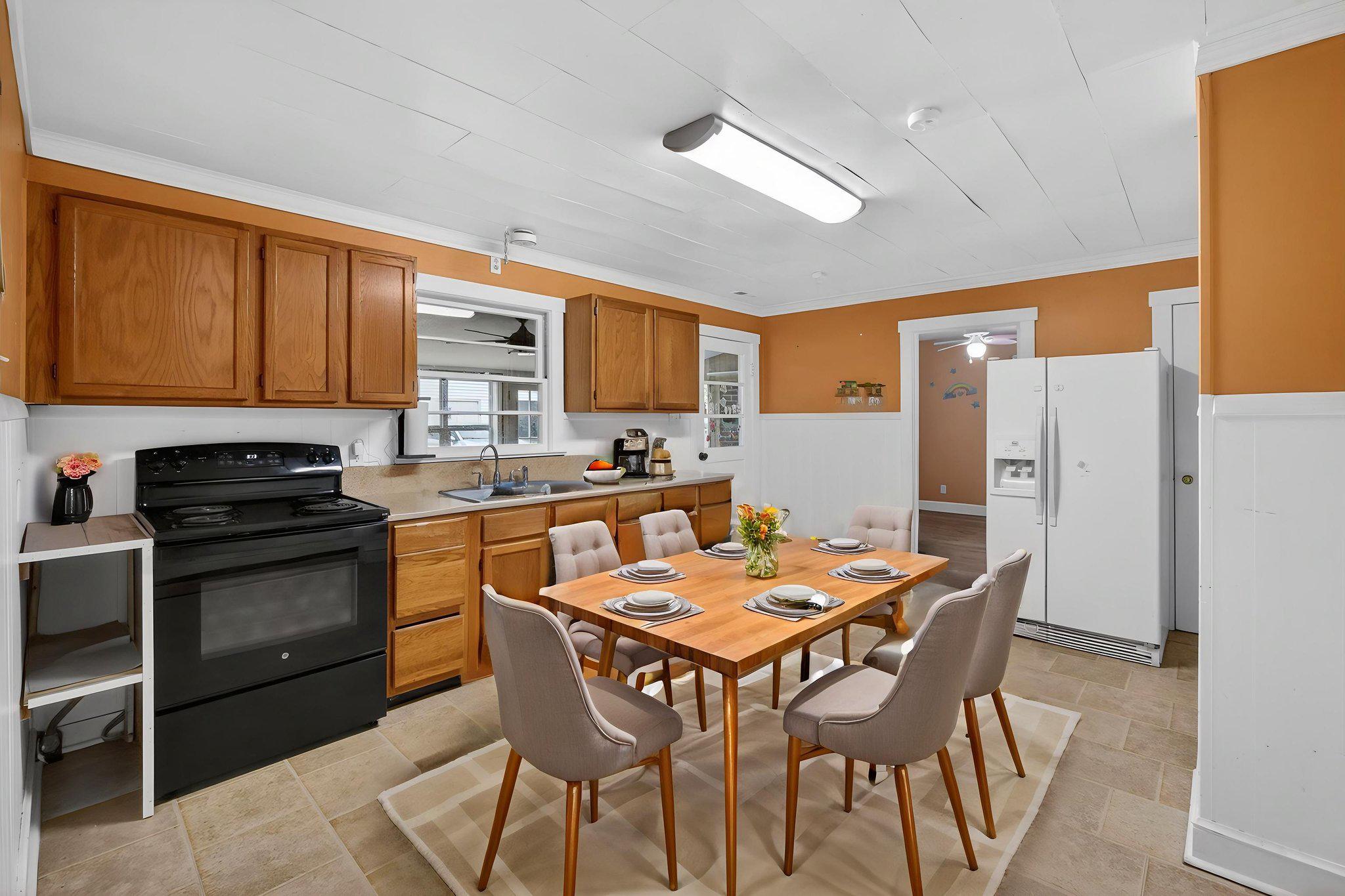 6800 Partlow Road Spotsylvania, VA 22551 - Photo 3 of 27 Warm and inviting kitchen space.(Virtually staged)