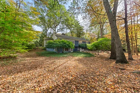 a view of a house with backyard and garden