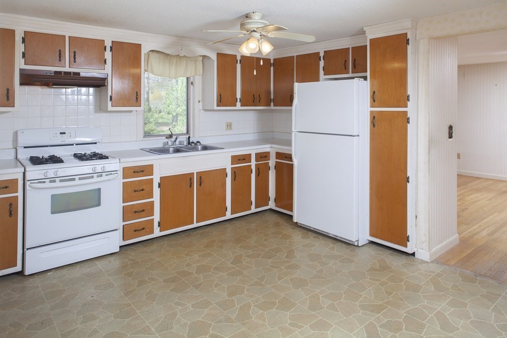 18 Swift Brook Road Yarmouth, MA 02664 - Photo 5 of 15 Gallery Image 5
