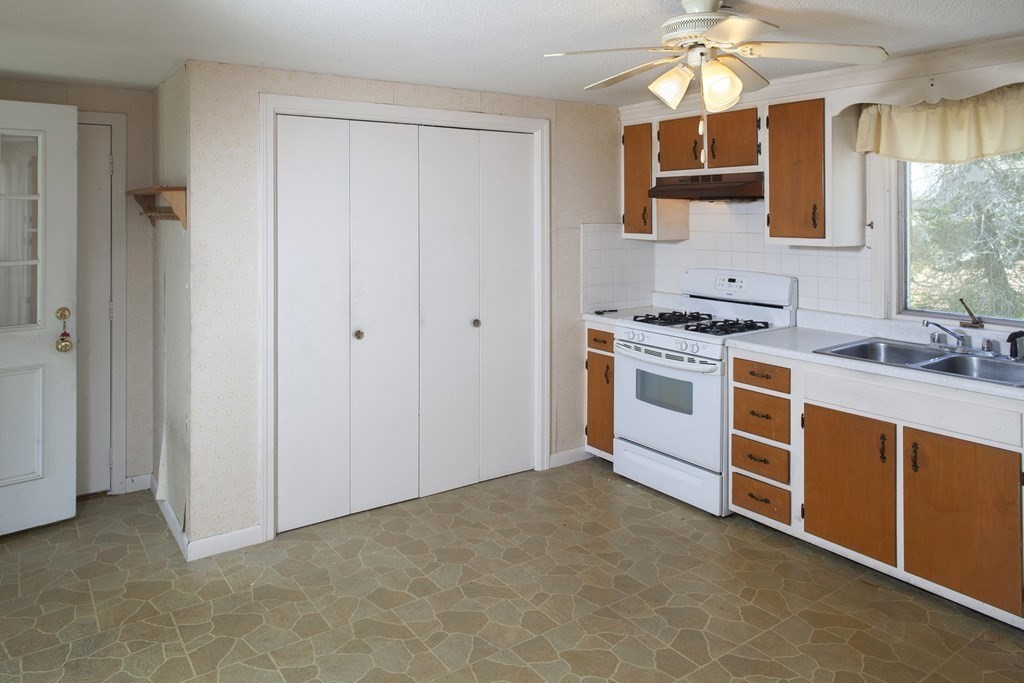 18 Swift Brook Road Yarmouth, MA 02664 - Photo 6 of 15 Gallery Image 6
