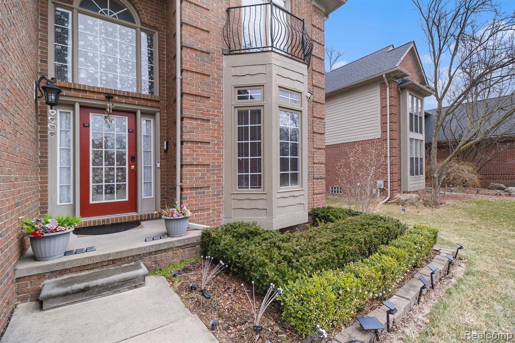 2005 Roundtree Rochester Hills, MI 48307 - Photo 2 of 31