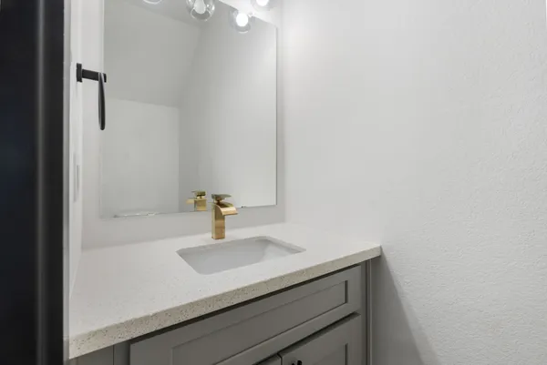 $2,200 | 911 Panama Street, Houston, TX 77009